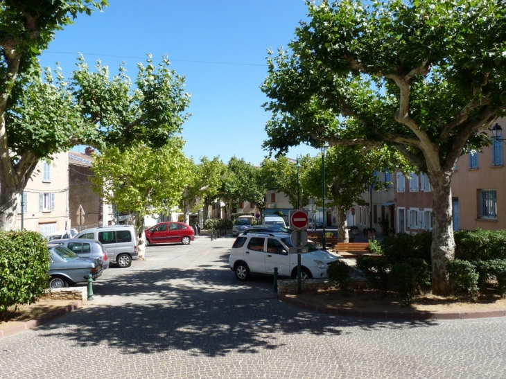 La place devant l'église - Puget-Ville