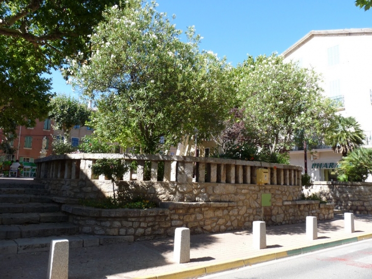 La place de la Liberté - Puget-Ville