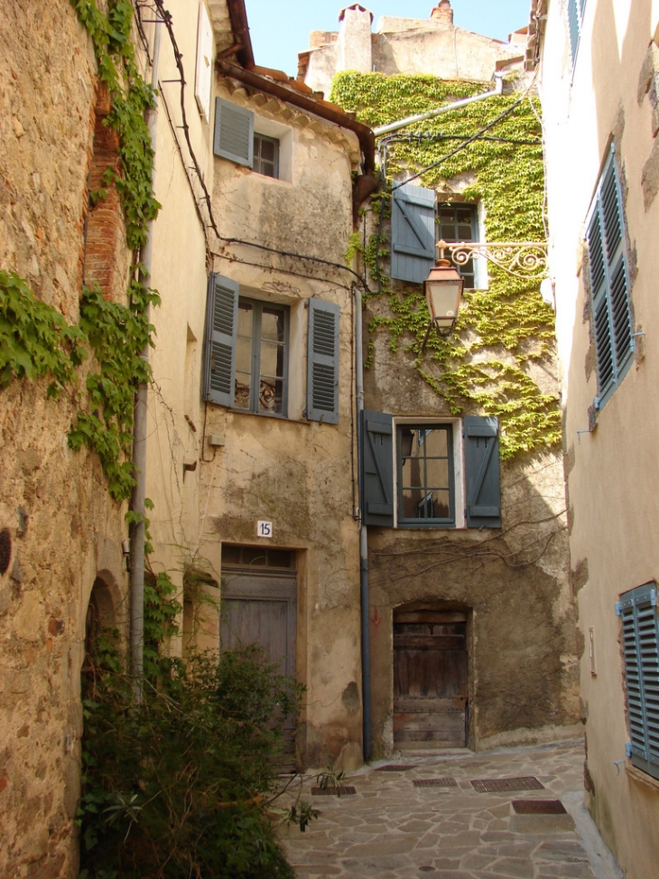 Dans les Rues du Village - Ramatuelle