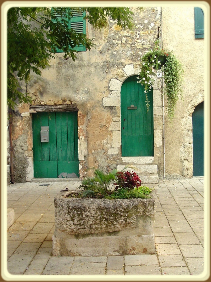 Régusse Porte d'entrée place de l'encienne mairie 