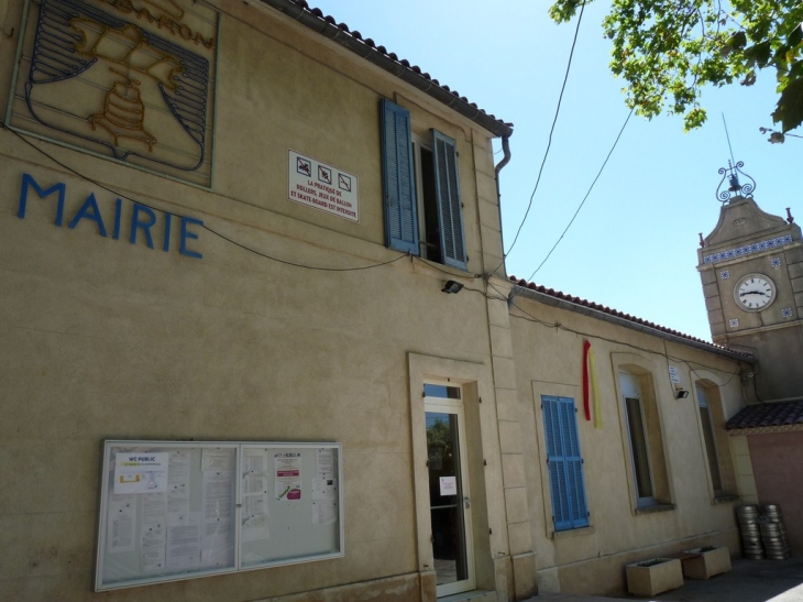 Sur la place de la mairie - Rocbaron