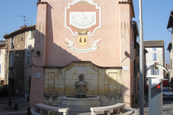 Roquebrune sur Argens - Fontaine et son cadran solaire - Roquebrune-sur-Argens