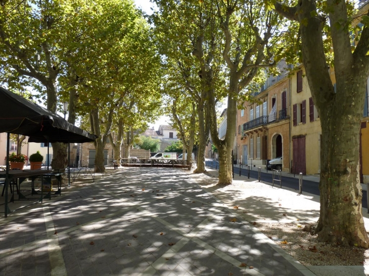 La place du village - Rougiers