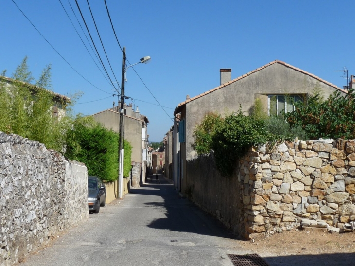 Une rue du village - Rougiers