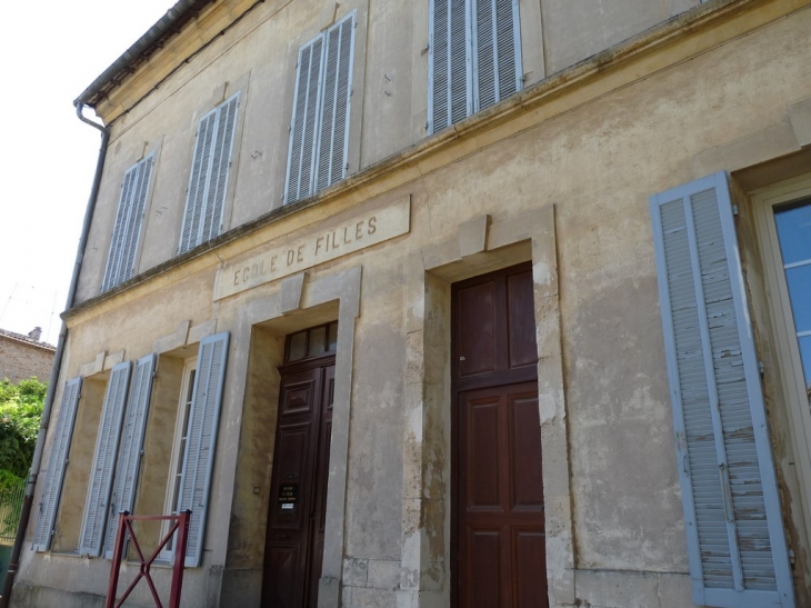 La rue des écoles - Rougiers