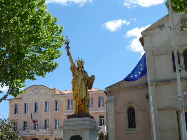 Sur la place Portalis - Saint-Cyr-sur-Mer