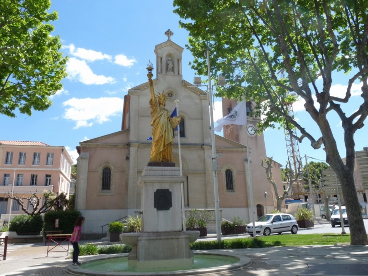 La place Portalis et l'église - Saint-Cyr-sur-Mer