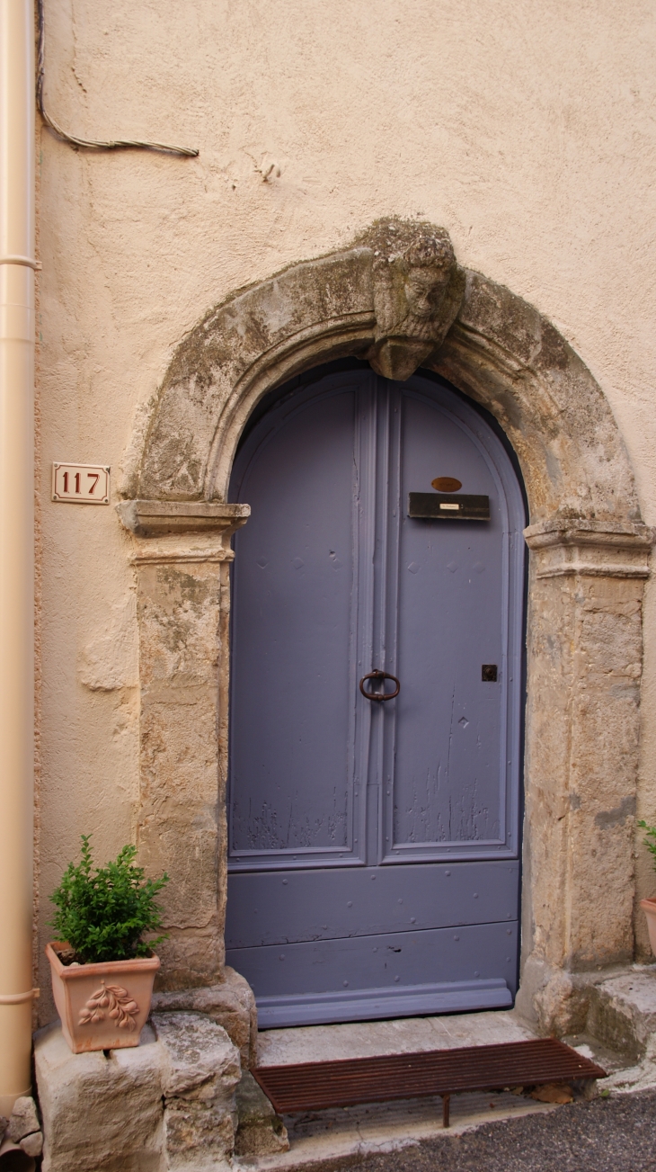 Porte d'entrée prise au hasard dans le village - Saint-Julien