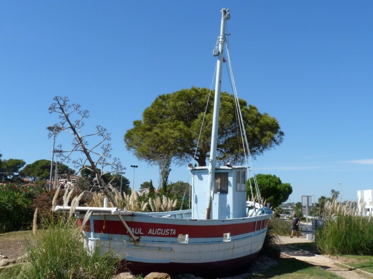 Le Paul Augusta sur un rond point à l - Saint-Mandrier-sur-Mer