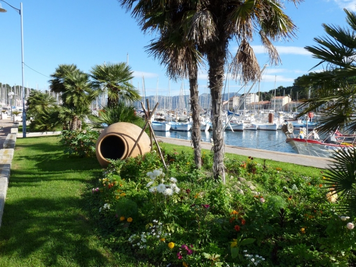 Dans le village - Saint-Mandrier-sur-Mer