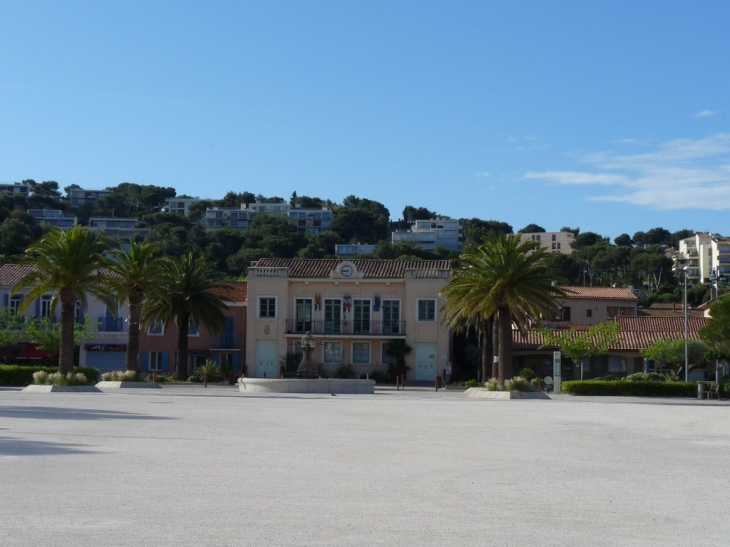 Place des résistants et la mairie - Saint-Mandrier-sur-Mer