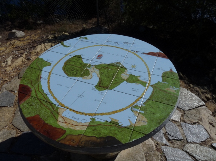 Sur le sentier du littoral, une table d'orientation - Saint-Mandrier-sur-Mer