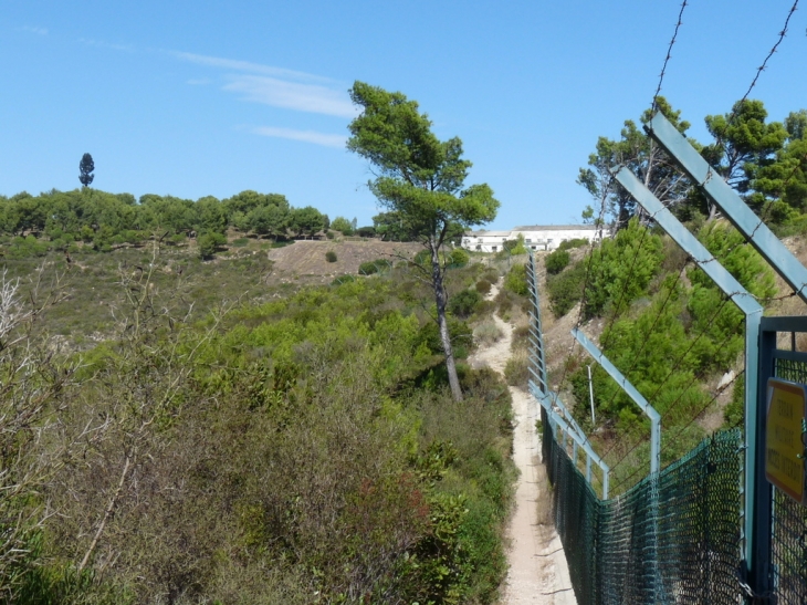 Le long du  centre d'essai de la méditerranée , la Renardière - Saint-Mandrier-sur-Mer