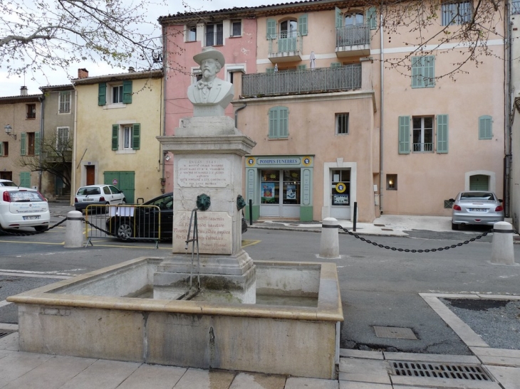 Sur la place de l'hotel de ville - Saint-Maximin-la-Sainte-Baume