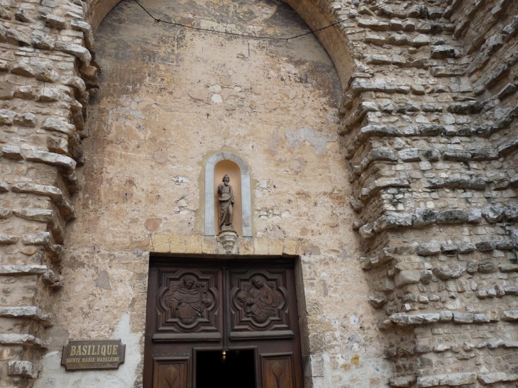 Le porche d'entrée de la basilique - Saint-Maximin-la-Sainte-Baume