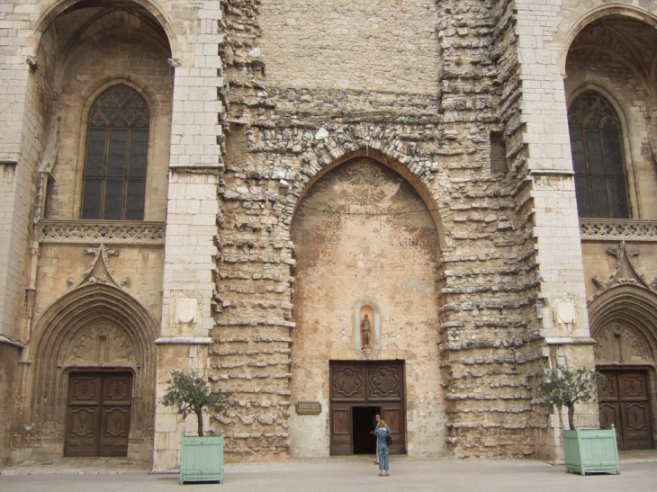 Le porche d'entrée de la basilique - Saint-Maximin-la-Sainte-Baume