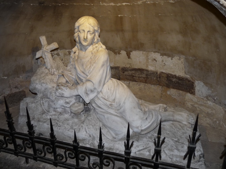 Dans la basilique ,la crypte St marie Madeleine - Saint-Maximin-la-Sainte-Baume