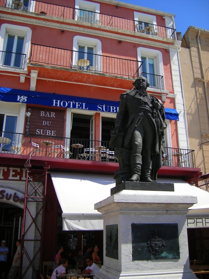 Façade de café et statut sur le port - Saint-Tropez