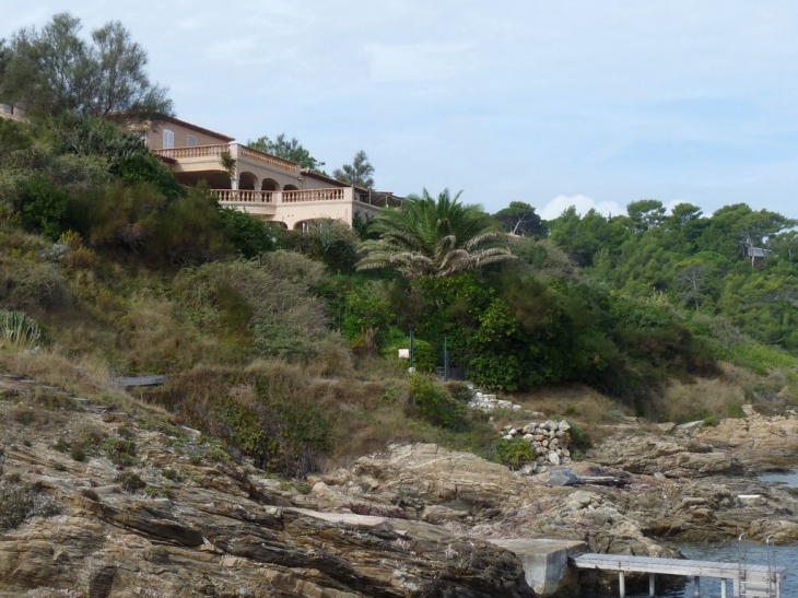 Sur le sentier du littoral, de la plage des salins à la plage de l'estagnet - Saint-Tropez