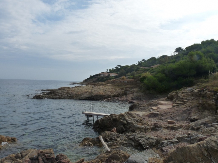 Sur le sentier du littoral, de la plage des salins à la plage de l'estagnet - Saint-Tropez