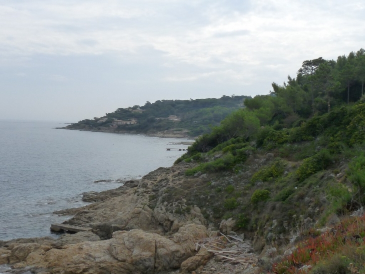 Sur le sentier du littoral, de la plage des salins à la plage de l'estagnet - Saint-Tropez