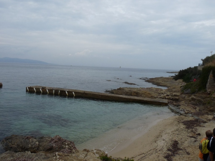 Sur le sentier du littoral, de la plage des salins à la plage de l'estagnet - Saint-Tropez