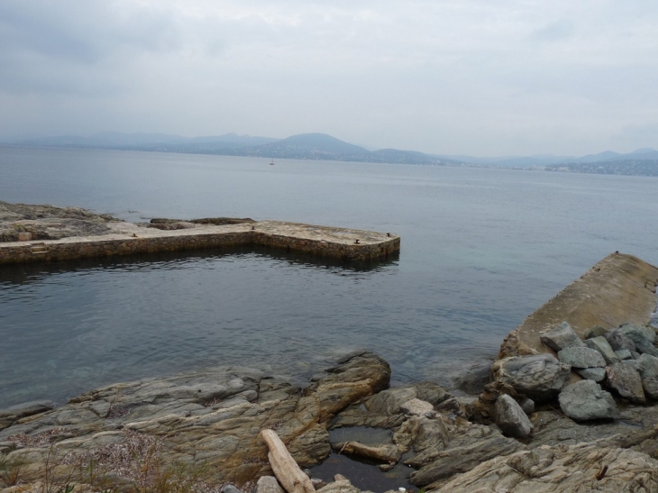 Sur le sentier du littoral, de la plage des salins à la plage de l'estagnet - Saint-Tropez