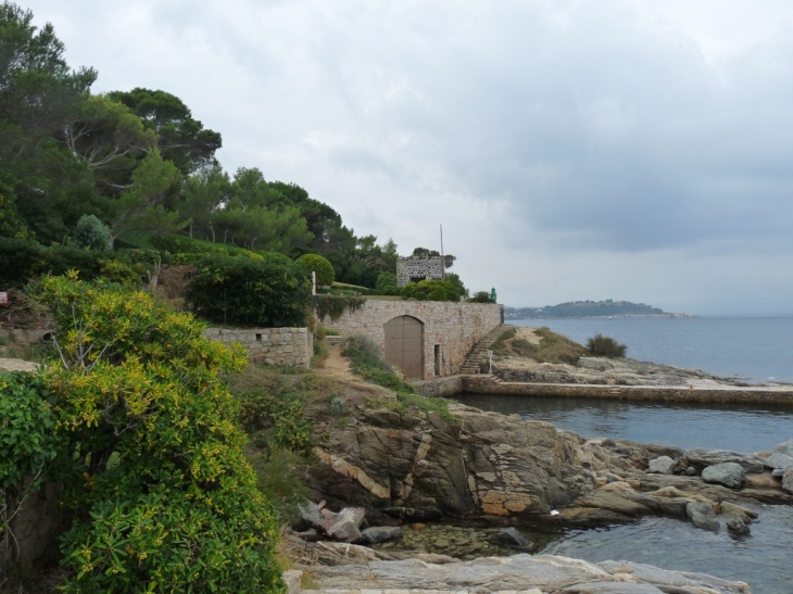 Sur le sentier du littoral, de la plage des salins à la plage de l'estagnet - Saint-Tropez