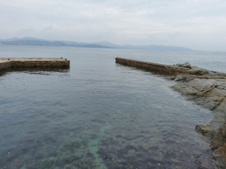 Sur le sentier du littoral, de la plage des salins à la plage de l'estagnet - Saint-Tropez