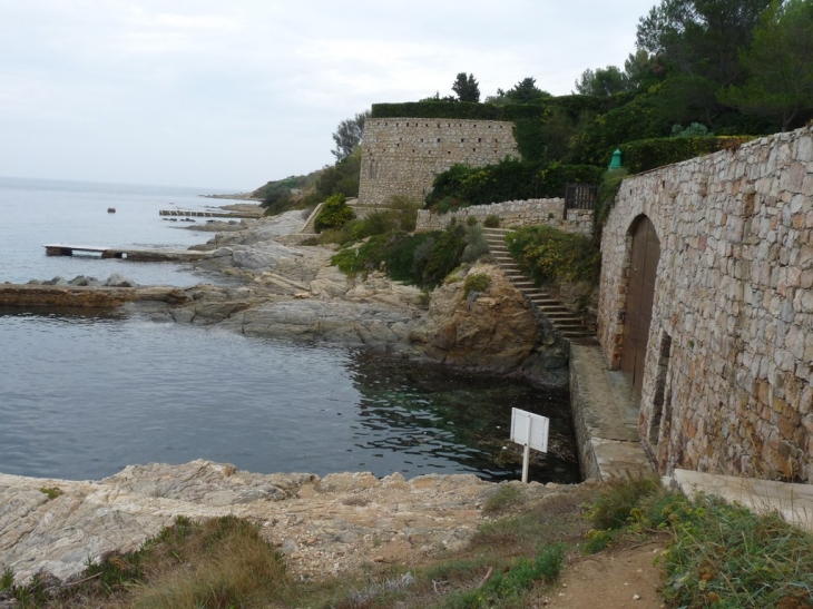 Sur le sentier du littoral, de la plage des salins à la plage de l'estagnet - Saint-Tropez