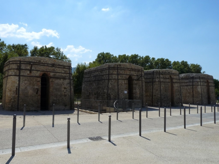 Les fours de Saint Zacharie, vestiges des anciennes tuileries - Saint-Zacharie