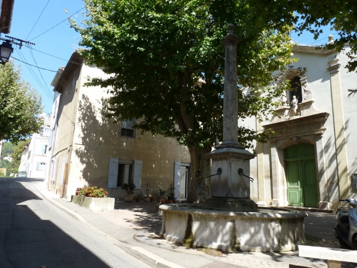 Fontaine place de l'église - Saint-Zacharie