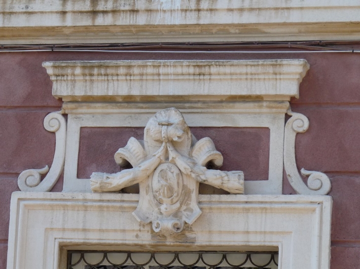 Sur une façade , rue Jean Jaures - Saint-Zacharie