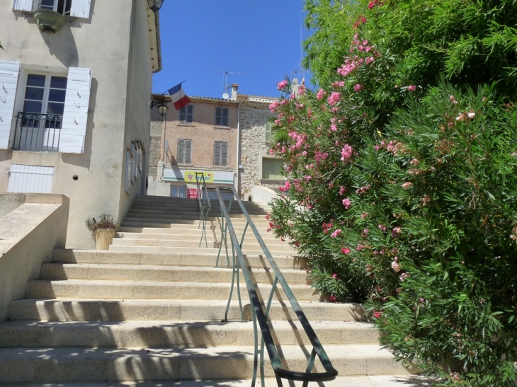 Vers la Mairie - Sainte-Anastasie-sur-Issole