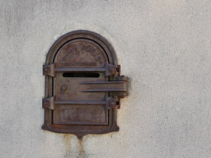 Vers-la-mairie-sur-une-facade, une boite aux lettres - Sainte-Anastasie-sur-Issole