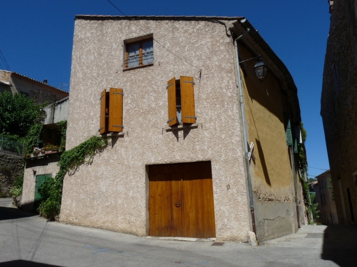 Dans le village - Sainte-Anastasie-sur-Issole