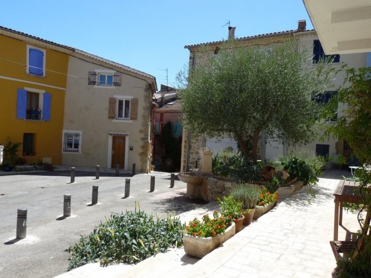 La place devant l'église - Sainte-Anastasie-sur-Issole