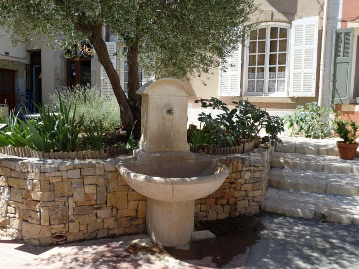 La place devant l'église - Sainte-Anastasie-sur-Issole