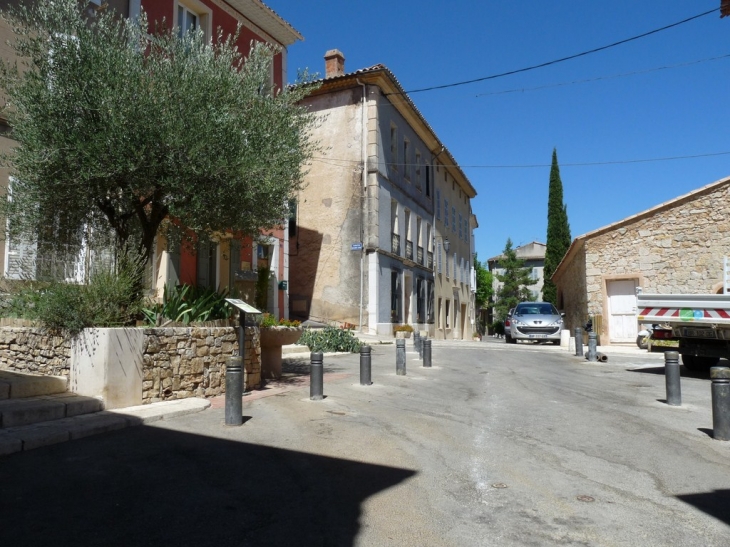 La place devant l'église - Sainte-Anastasie-sur-Issole