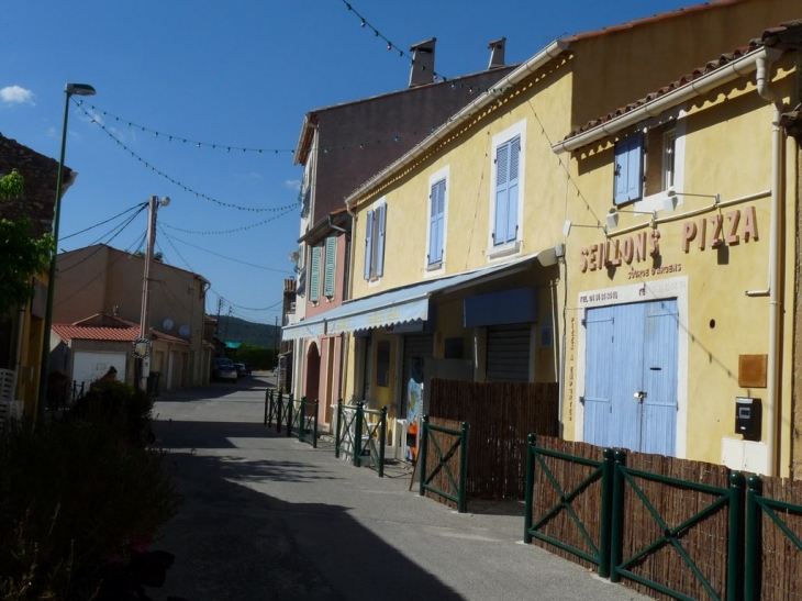 Dans le village - Seillons-Source-d'Argens