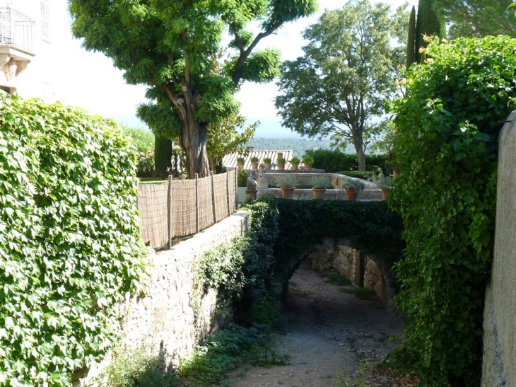 Les alentours du chateau - Seillons-Source-d'Argens