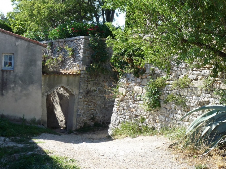 Les alentours du chateau - Seillons-Source-d'Argens