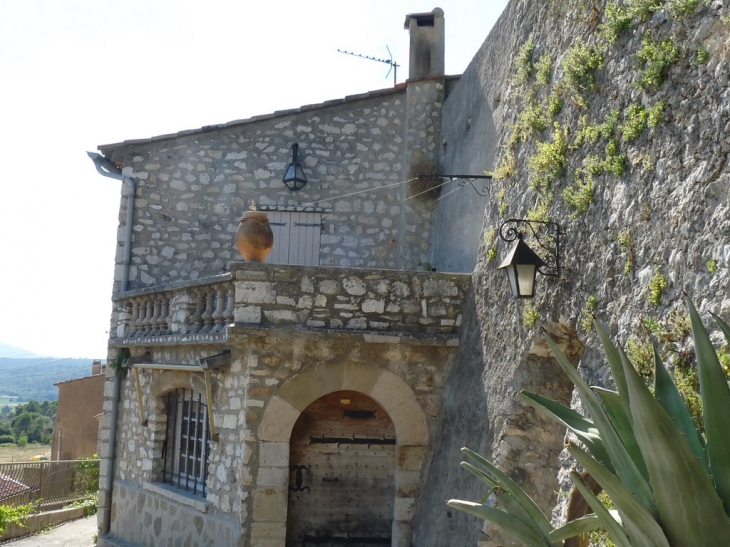 Les alentours du chateau - Seillons-Source-d'Argens