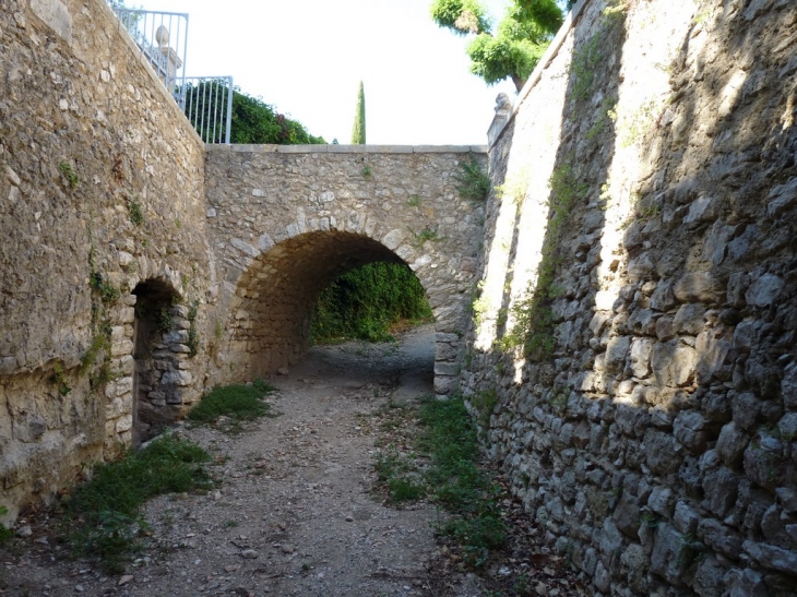 Les alentours du chateau - Seillons-Source-d'Argens