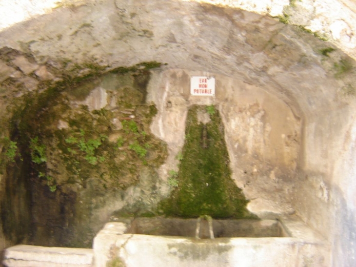 Une fontaine dans le village - Signes