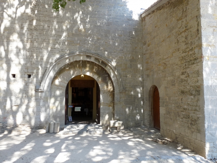 Le parvis de la collégiale Saint Pierre - Six-Fours-les-Plages