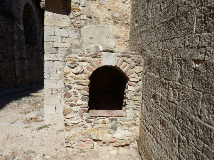 Autour de la La collégiale Saint Pierre - Six-Fours-les-Plages