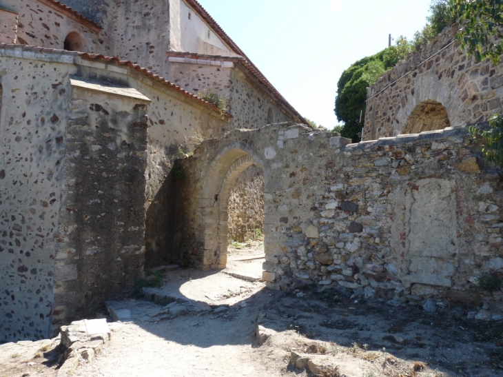 Autour de la La collégiale Saint Pierre - Six-Fours-les-Plages