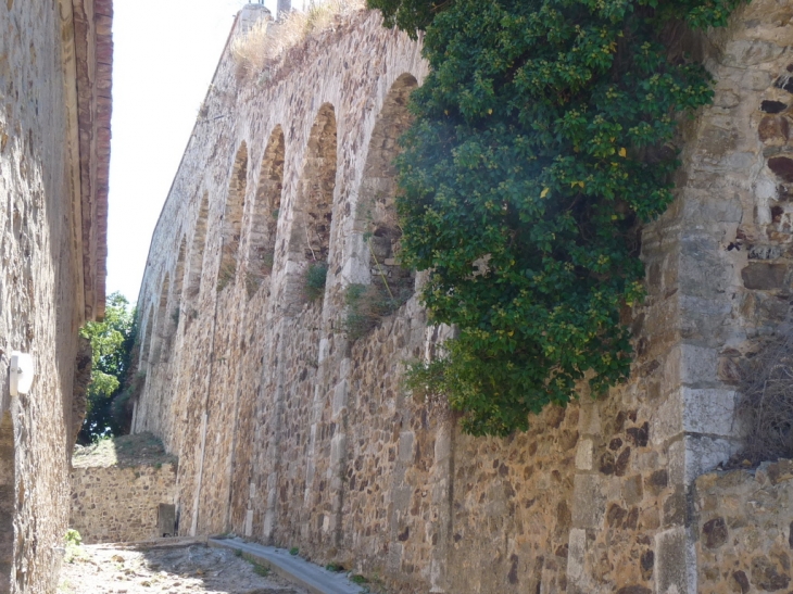 Autour de la La collégiale Saint Pierre - Six-Fours-les-Plages