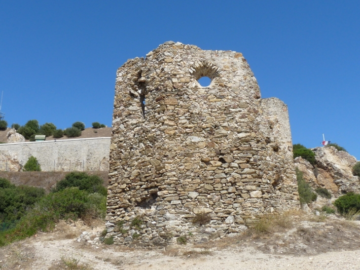 Dans la montée vers le fort - Six-Fours-les-Plages